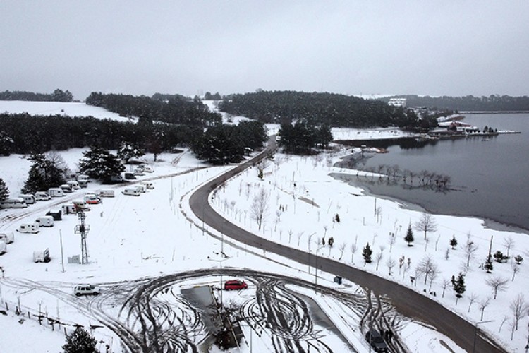 Pelitözü Göleti karla kaplandı