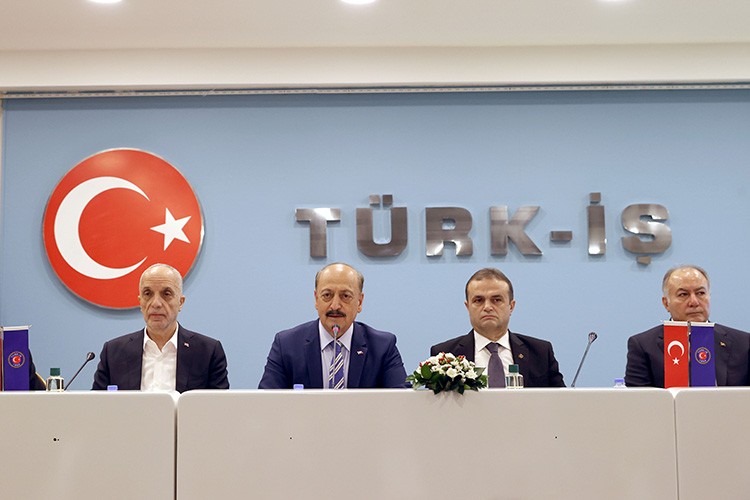 Kamu işçilerinin taban ücreti 4 bin 100 lira oldu