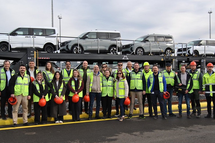 Demiryolu ile bitmiş araç taşımacılığı başladı