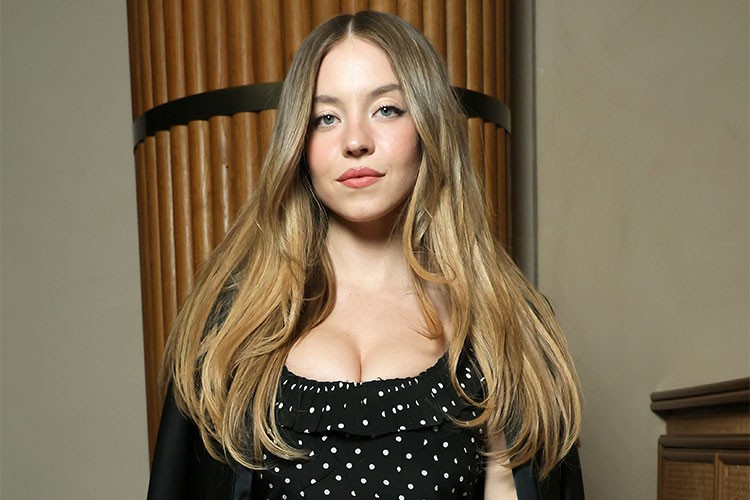 Sydney Sweeney mıu mıu davetinde Messıka mücevherleriyle ışıldadı