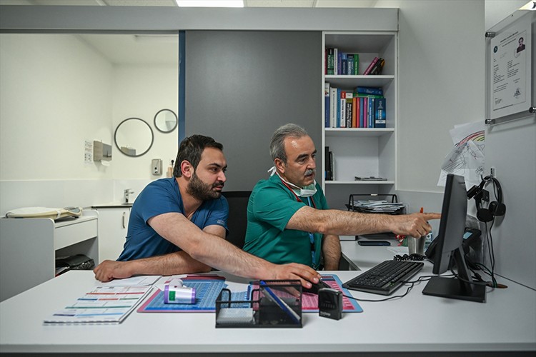 Doktor babalar ile evlatları aynı hastanede buluştu