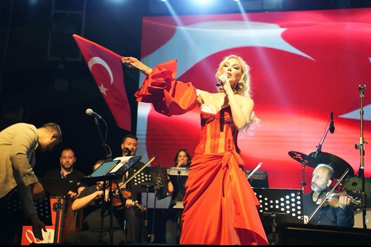 Petek Dinçöz, Çine'de Cumhuriyet Bayramı konseri verdi