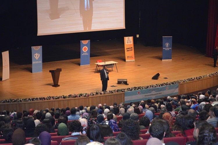 Denizli'de binlerce genç Gençlik Buluşmasında bir araya geldi