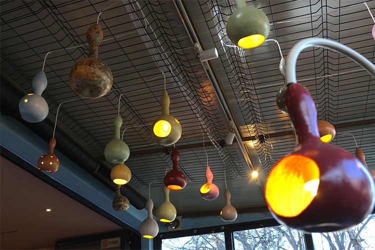 Yetiştirdiği su kabaklarını renkli avizelere dönüştürüyor