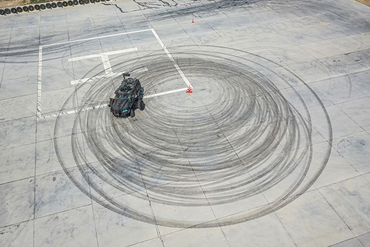 Jandarma zırhlı araç sürücülerini simülatörde eğitiyor