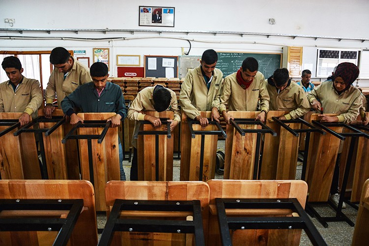 Sıra ve masalar öğrenciden