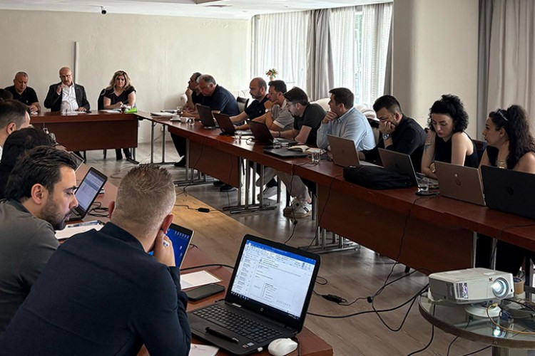 Satış ve pazarlama toplantısının ilkini Adana'da gerçekleştirdi