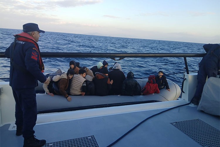 İzmir açıklarında 101 düzensiz göçmen kurtarıldı