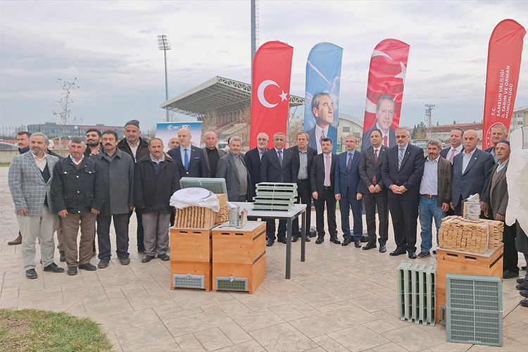 Samsun'da arıcılara kovan ve malzeme desteği