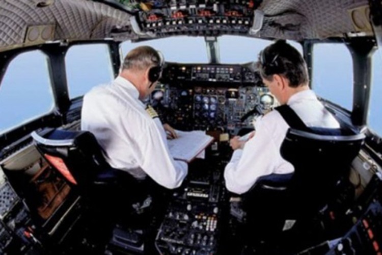 Alman pilotlar uçuşlarda uyuyor