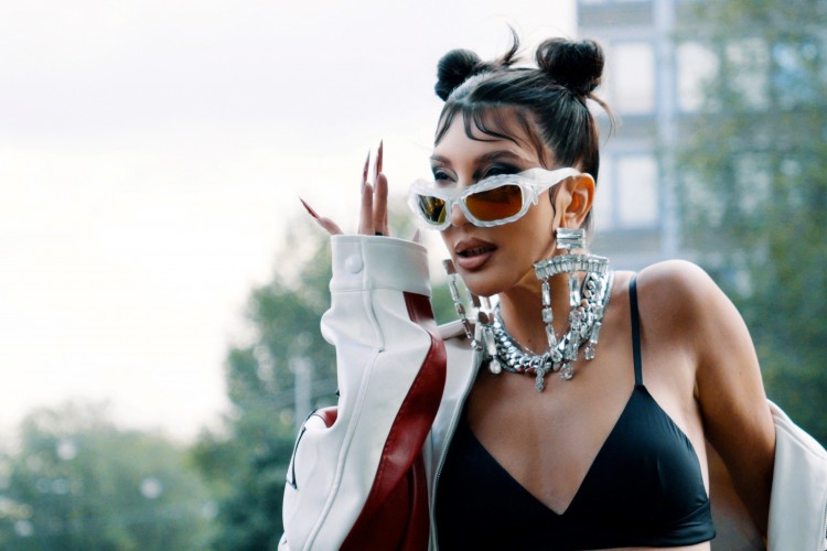 Hande Yener'den 'Ben Senin Delinim'