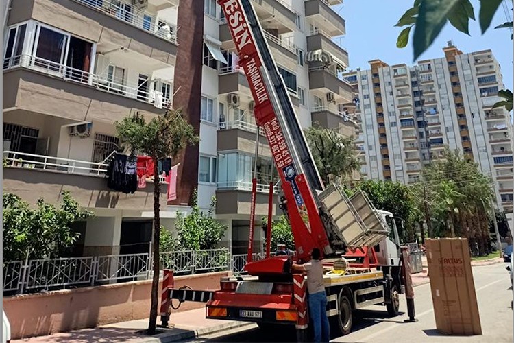 Kapıdan sığmayan ürünleri vinç ile teslim ediyor