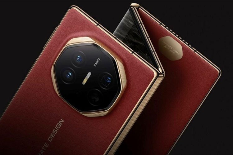 Huawei üçe katlanabilen telefonunu tanıtıyor