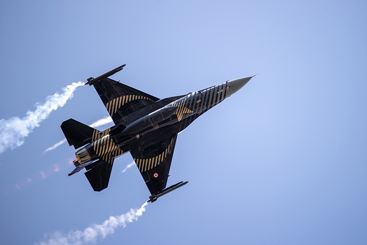 SOLOTÜRK'ten Adapazarı'nda gösteri uçuşu