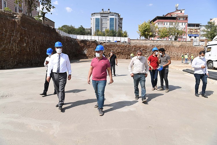 Muş'un bir meydanı oluyor