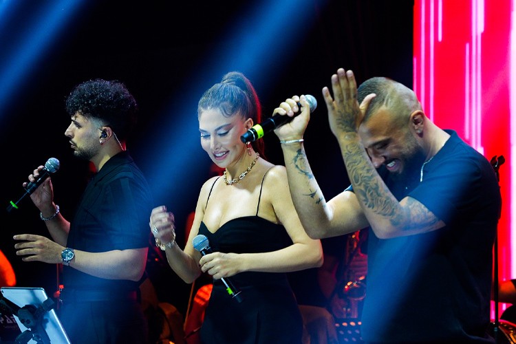 Ebru Yaşar Yeni Gazino'da sahne aldı