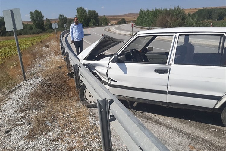 Çorum'da bariyere çarpan otomobildeki 2 kişi yaralandı