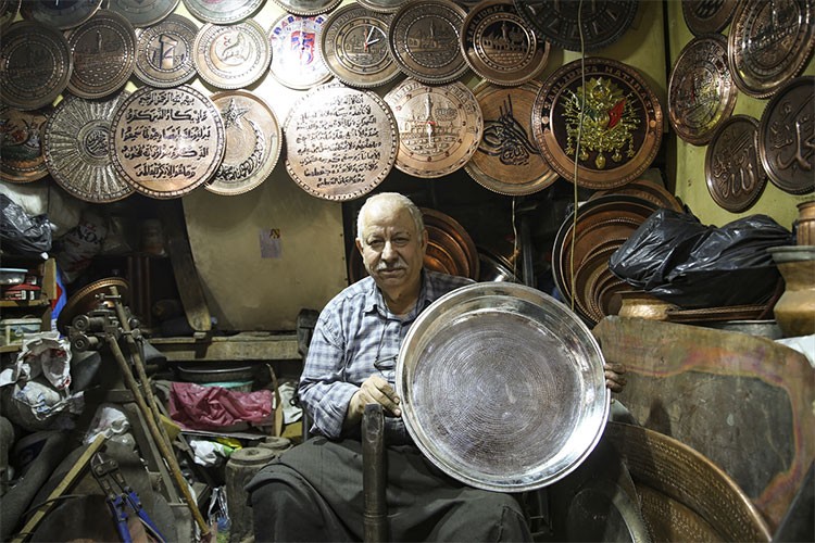 69 yaşındaki bakır ustası mesleğini yaşatmaya çalışıyor