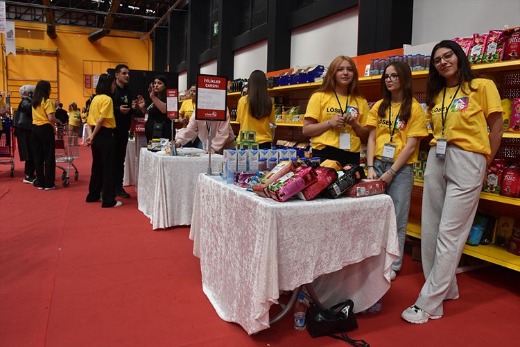 LÖSEV gönüllülerince "İyilikler Çarşısı" kuruldu