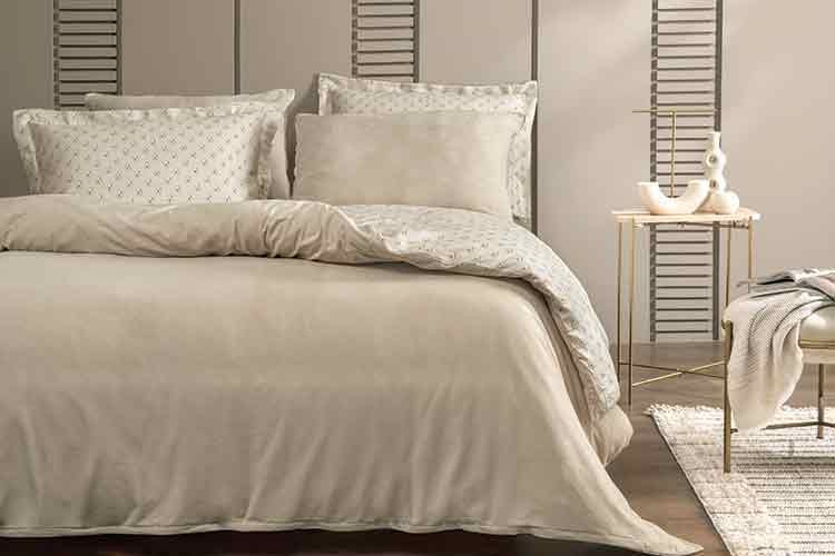 Kadife ve Saten Şıklığı CharMe ile Yatak Odanızda