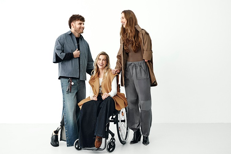 Erişilebilir koleksiyon raflarda