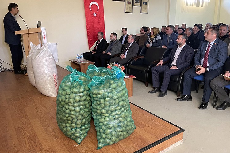 Ardahan'da üreticiye tohum dağıtıldı