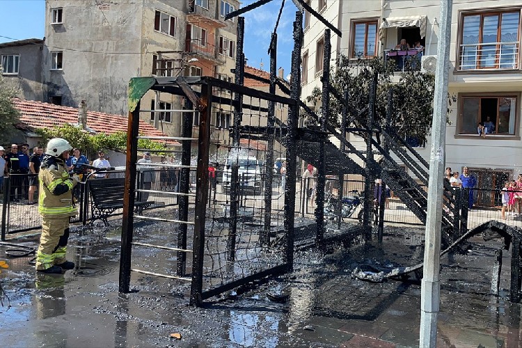 Bursa'da çocuk parkında çıkan yangın söndürüldü