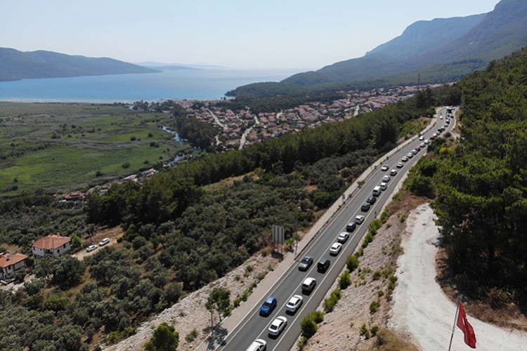 Ölüdeniz ve Akyaka'da tatilciler uzun araç kuyrukları oluşturdu