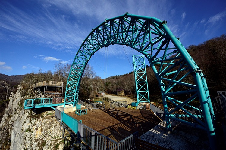 Kanyonda açılan salıncak turizme katkı sunacak
