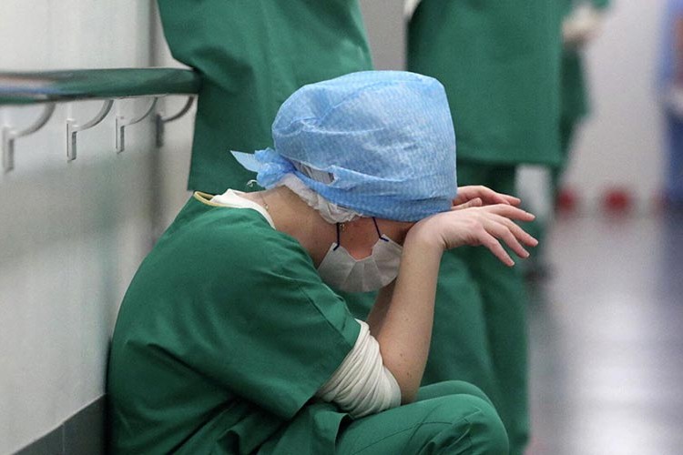 Pandeminin kahramanları şiddet, aşırı iş yükü ve yoksullukla başbaşa