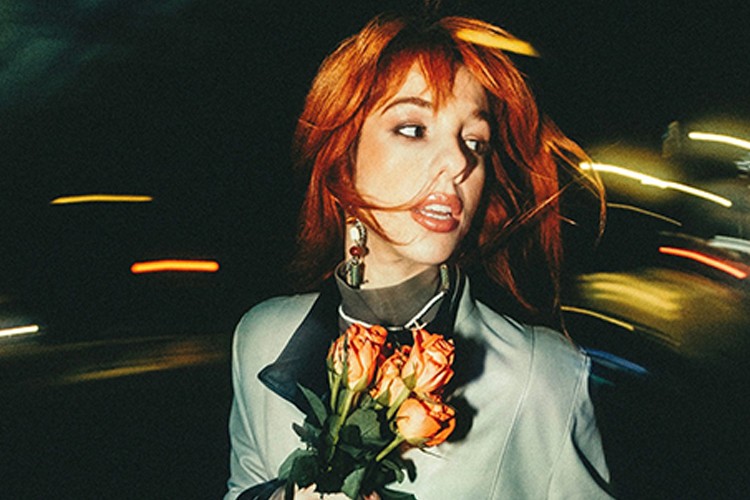 Selin yeni İngilizce şarkısını takipçileriyle buluşturdu