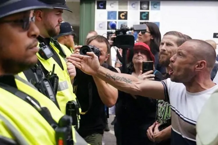 İngiltere'deki olaylarda 82 gözaltı