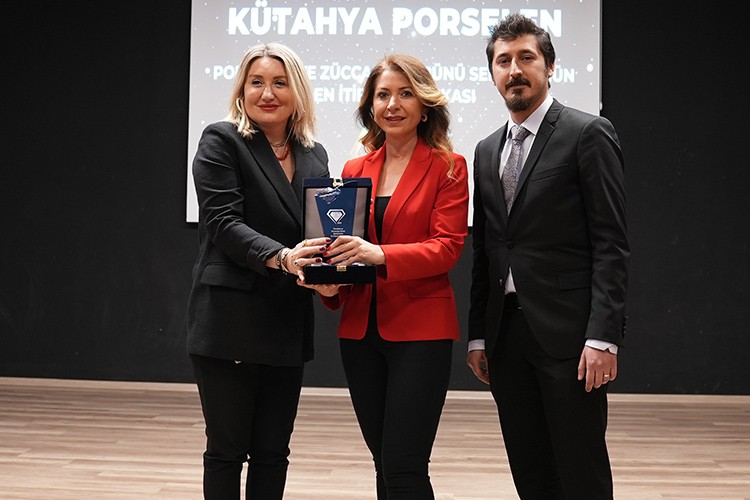 Kütahya Porselen, Türkiye İtibar Endeksi Ödül Töreni'nde ödülünü aldı