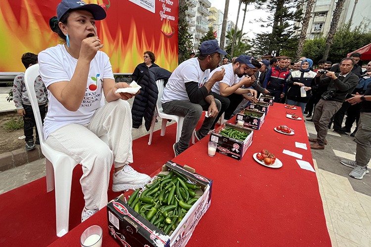 Acı biber yeme yarışması düzenlendi