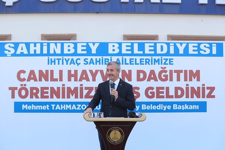 "Hayvan yetiştiricilerinin yüzü belediyemiz ile gülüyor"