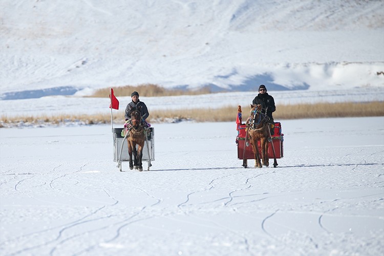 Çıldır Gölü'nde atlı kızak sezonu başladı