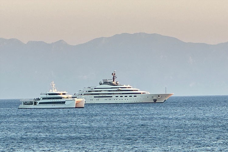 Lüks mega yatlar "Blue" ve "Mar" Muğla koylarına demirledi