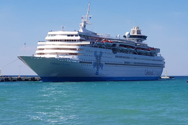 Kuşadası'na sezonun ikinci turist gemisi geldi