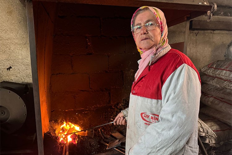 Bartınlı kadın demirci ailesiyle birlikte 40 yıldır atölye işletiyor
