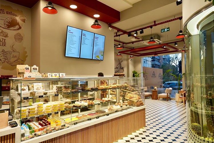 Termosuyla Gelen Kahveye Az Ödüyor