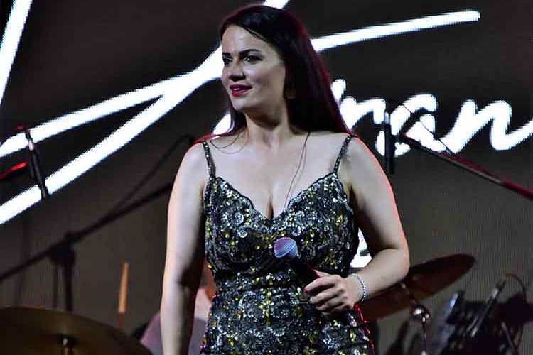 Turist Dinleyicileriyle söyledi