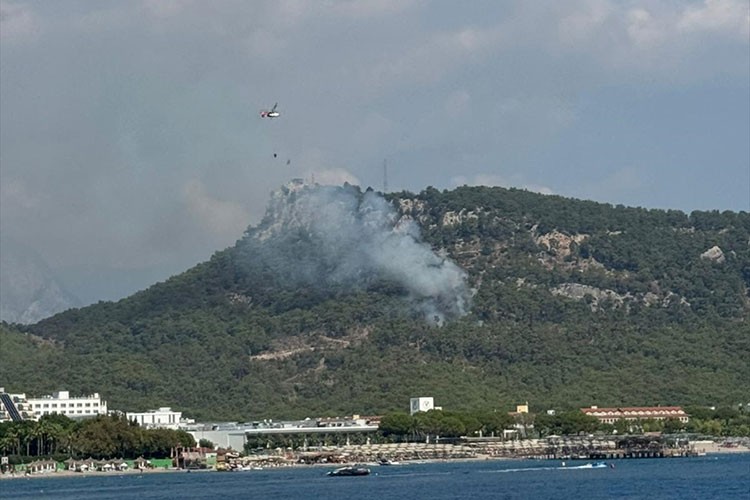 Antalya'da çıkan orman yangınına müdahale ediliyor
