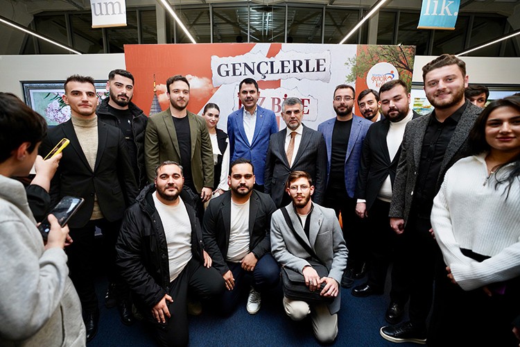 Murat Kurum gençlerle birarada