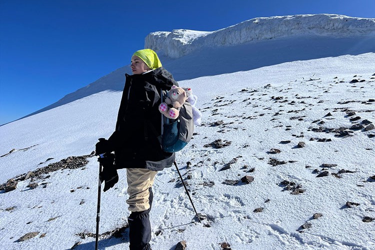 Oyuncak ayıcıklarla Ağrı Dağı'nın zirvesine tırmandı