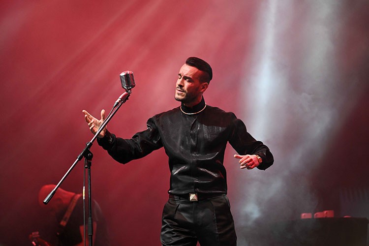 Cem Adrian'la duygusal gece