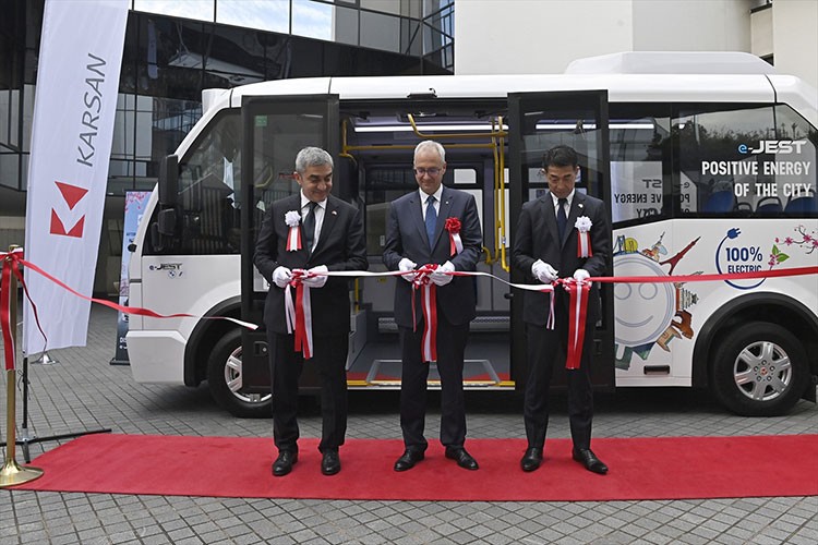 KARSAN üretimi sağdan direksiyonlu e-JEST, Tokyo'da test sürüşü yaptı