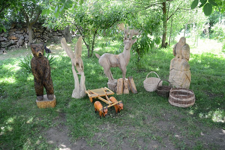 Kuruyan ağaçları sanat eserine dönüştürüyor