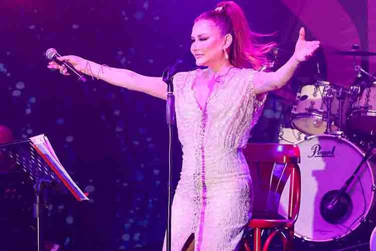 Deniz Seki altın pullu elbisesi ve enerjisiyle Çeşme'ye damgasını vurdu