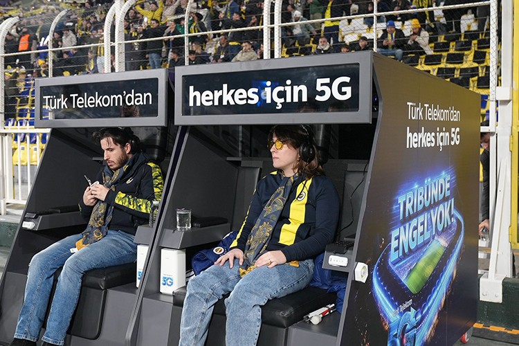 Tribünde engeller kalkıyor