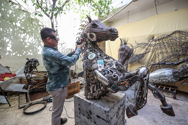 Heykelin gelirinin bir kısmını depremzedelere bağışlayacak